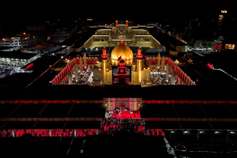 عکس هوایی از حرم در شب عزاداری