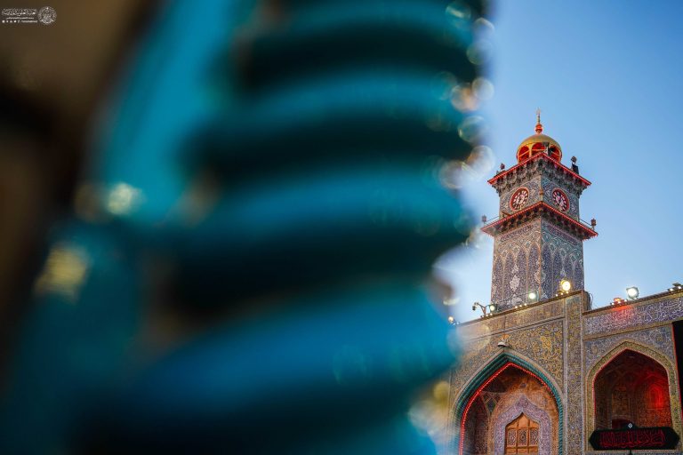 نورپردازی قرمز رنگ مناره ساعت