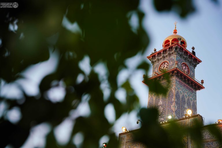 برج ساعت حرم از پشت برگهای گیاهان