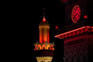 نورپردازی قرمز رنگ گلدسته و مناره ساعت