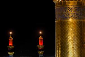 گلدسته‌های حرم با نور قرمز