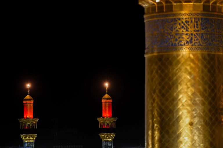 گلدسته‌های حرم با نور قرمز