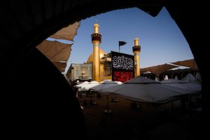 کتیبه آجرک الله و سایه‌بان‌ها در صحن