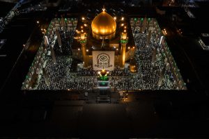 عکس هوایی صحن هنگام نماز جماعت مغرب