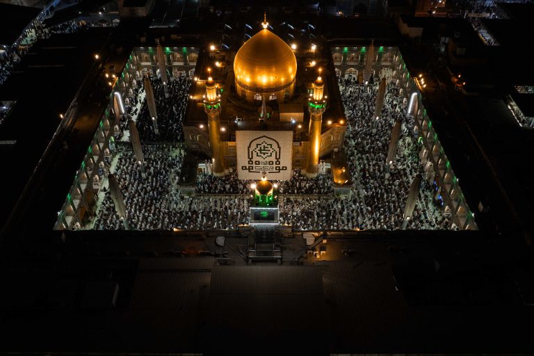 عکس هوایی صحن هنگام نماز جماعت مغرب