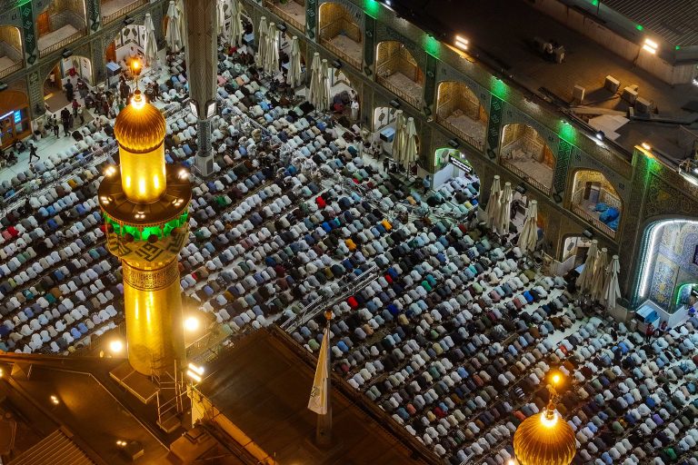 صفوف نمازگزاران در صحن حرم امام علی