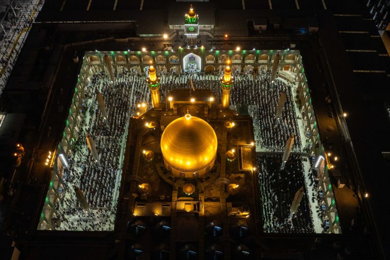 صحن مرقد مطهر امیرالمؤمنین در شب عید غدیر