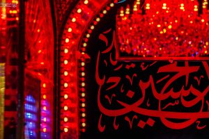 نورپردازی با لامپ‌های قرمز به مناسبت عزاداری محرم