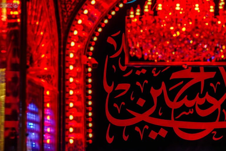 نورپردازی با لامپ‌های قرمز به مناسبت عزاداری محرم