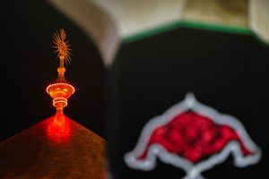 سیاهپوشی ستونهای حرم و خورشید بالای گنبد