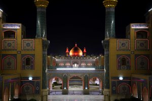 گنبد با نور قرمز رنگ از نمای صحن حضرت زهرا