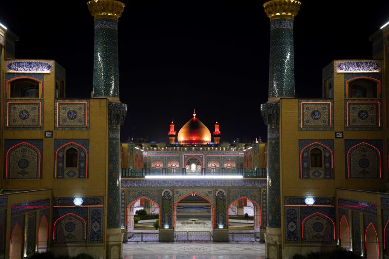 گنبد با نور قرمز رنگ از نمای صحن حضرت زهرا