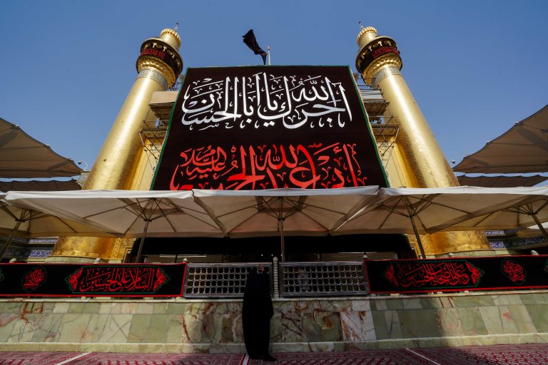 کتیبه بزرگ آجرک الله یا ابا الحسن بر ایوان طلا