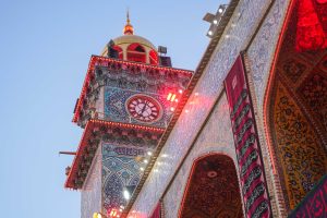 روشن شدن نورهای قرمز در صحن به مناسبت ماه عزا