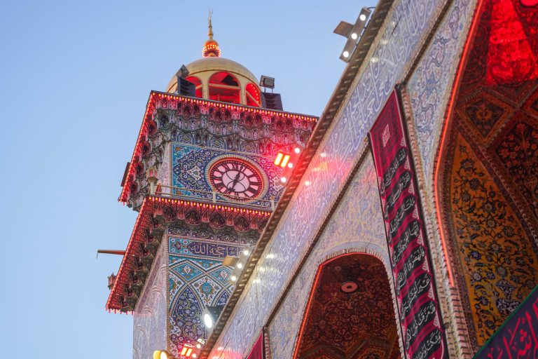 روشن شدن نورهای قرمز در صحن به مناسبت ماه عزا