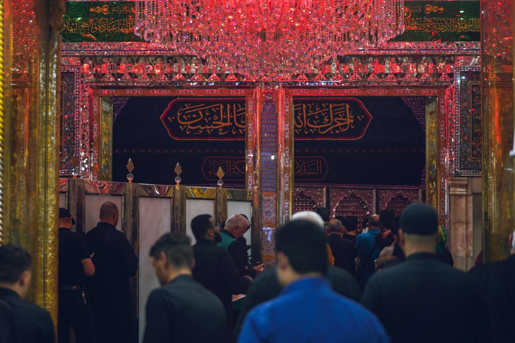 عزاداران حسینی به زیارت ضریح امام علی علیه‌السلام می‌روند