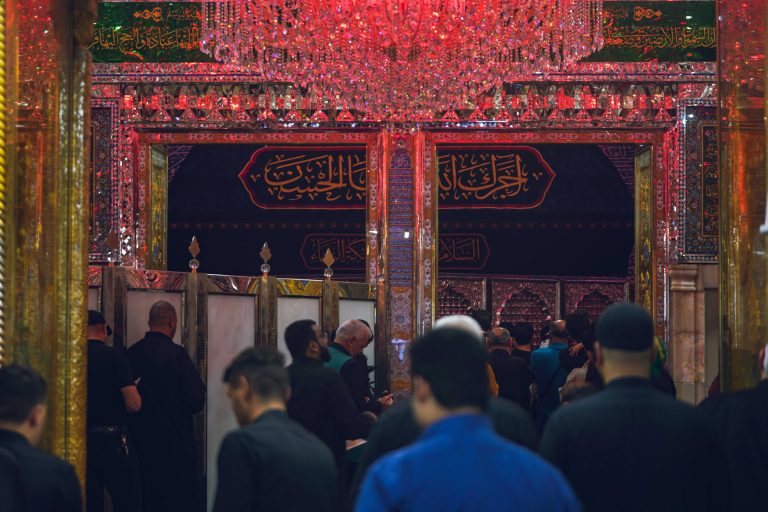 عزاداران حسینی به زیارت ضریح امام علی علیه‌السلام می‌روند