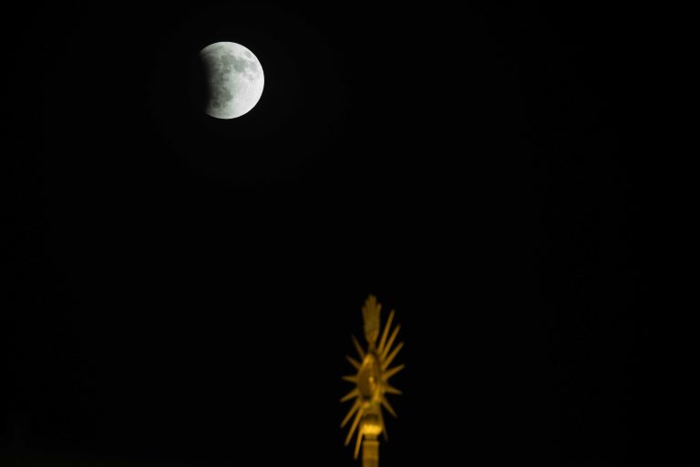 ماه و خورشید گنبد