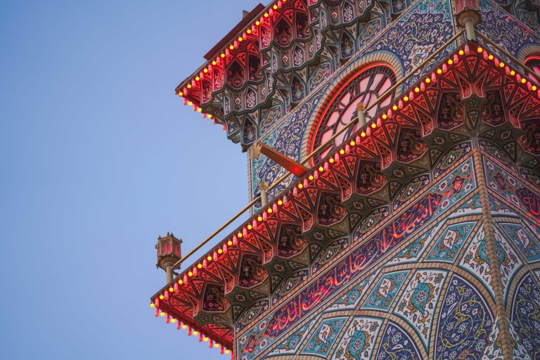 روشن شدن لامپ‌های قرمز بر برج ساعت حرم