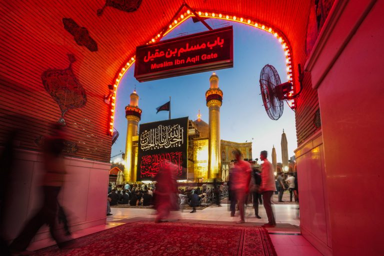 ایوان طلای امیرالمؤمنین از باب مسلم و کتیبه آجرک الله