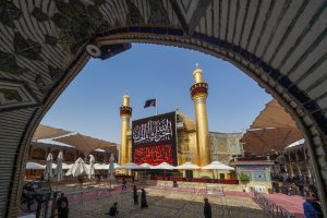 صحن حرم امیرالمؤمنین از یکی از ایوان‌ها در ایام محرم