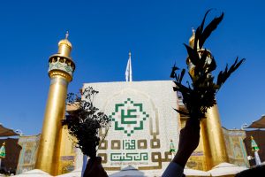 زائران با گل به تبریک عید غدیر در صحن حرم امام علی