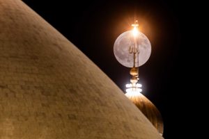 الله و قرص ماه