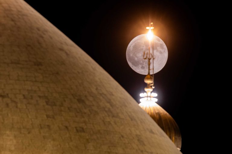 الله و قرص ماه