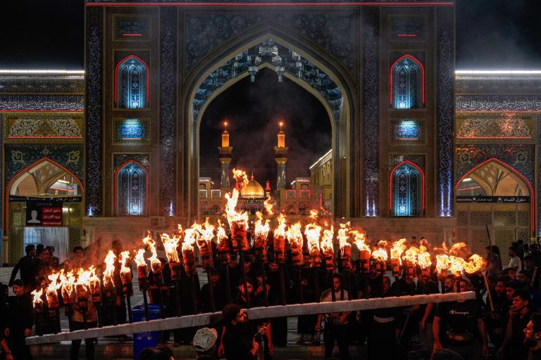 مشاعل اهالی نجف و گنبد حرم