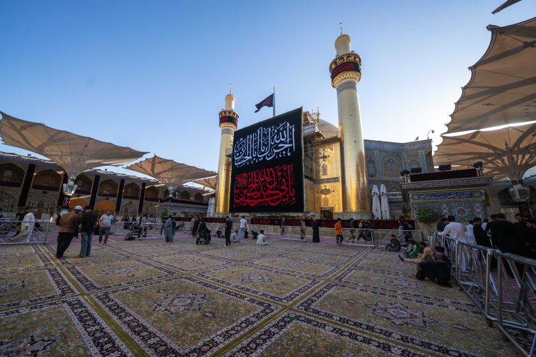 صحن حرم امیرالمؤمنین در ایام محرم