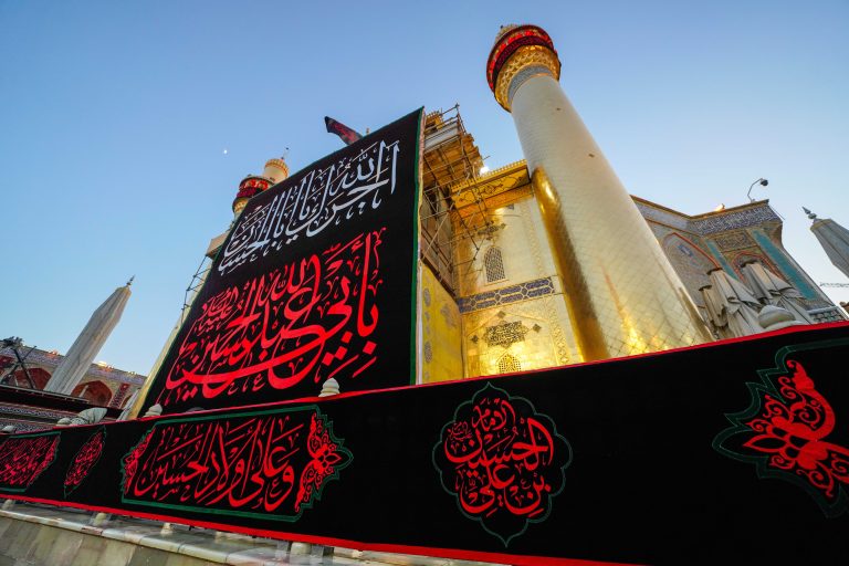 بنر و کتیبه محرم بر ایوان طلا