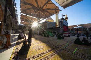 تابش خورشید از بین سایه‌بان و صحن حرم در ایام محرم