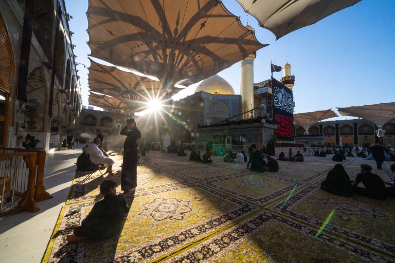 تابش خورشید از بین سایه‌بان و صحن حرم در ایام محرم