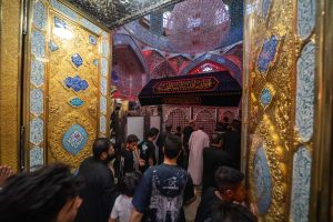 ورود عزاداران برای زیارت ضریح در ایام محرم