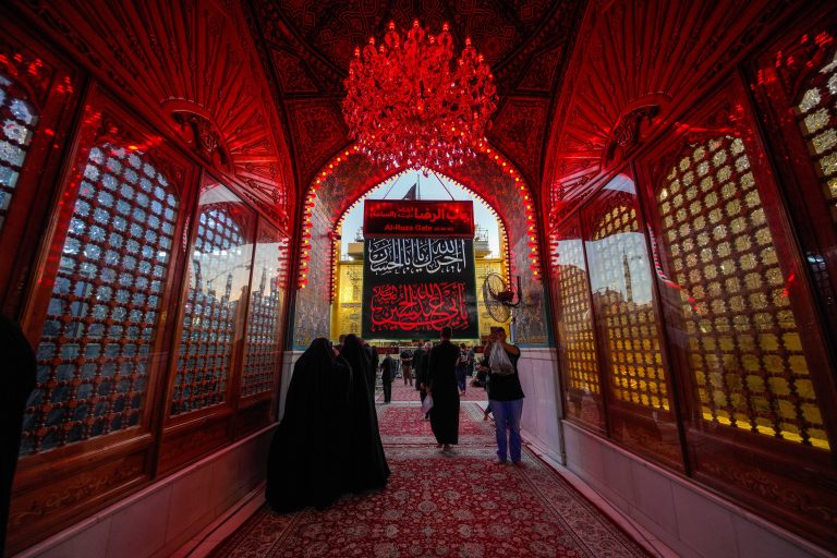 ورودی باب الساعه و نورپردازی قرمز رنگ محرم