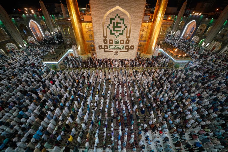 نماز جماعت مغرب در صحن حرم امیرالمؤمنین