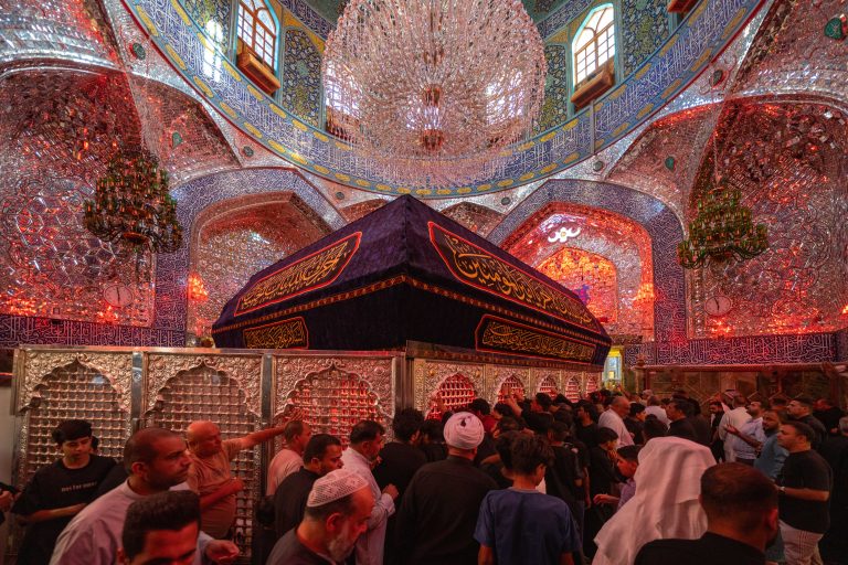 زائران در حال زیارت ضریح در ایام محرم