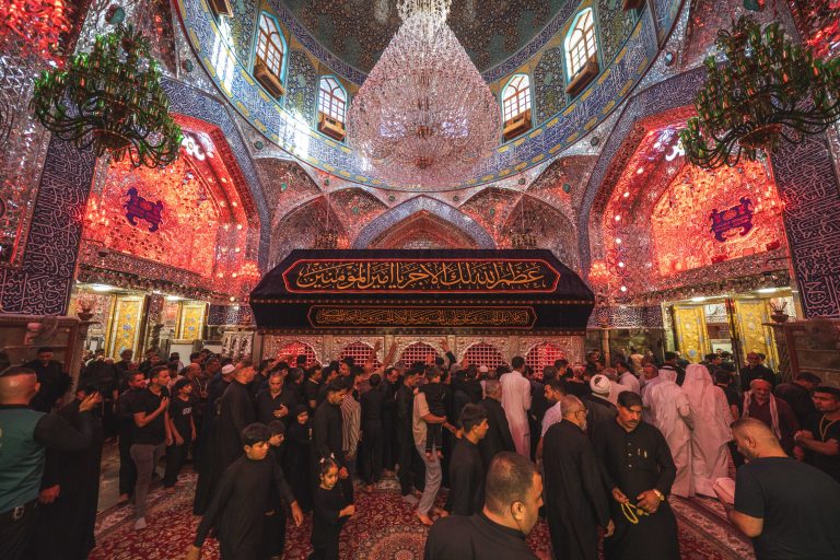 زائران اطراف ضریح - محرم