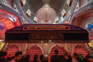 ضریح امام علی با نورهای قرمز