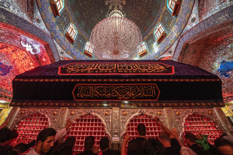 ضریح امام علی با نورهای قرمز