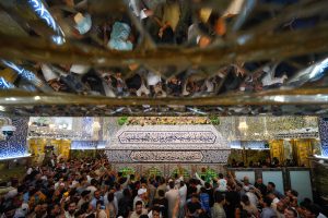 زائران در عید غدیر و پوشش ضریح با کتیبه