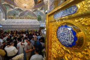 در ورودی مرقد و زائران در گرد ضریح، عید غدیر