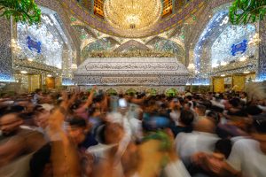 زائران پرشمار بر گرد ضریح در عید غدیر