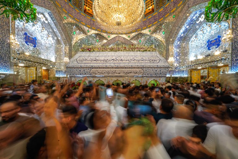 زائران پرشمار بر گرد ضریح در عید غدیر