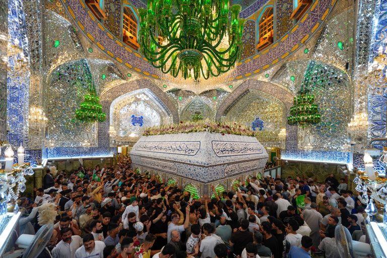 زائران و ضریح امیرالمؤمنین در عید غدیر