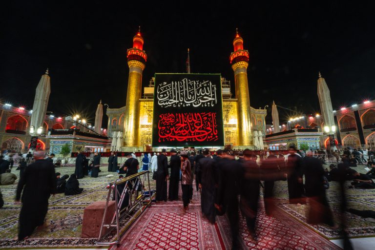 حضور عزاداران در صحن و روبروی ایوان طلا در دهه اول محرم