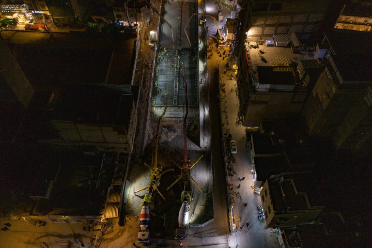 عملیات بتن‌ریزی با ماشین‌آلات تخصصی پروژۀ تقاطع غیر هم‌سطح شارع الرسول