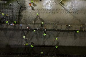 کارگران در حال تکمیل عملیات بتن‌ریزی در تقاطع غیر هم‌سطح شارع الرسول