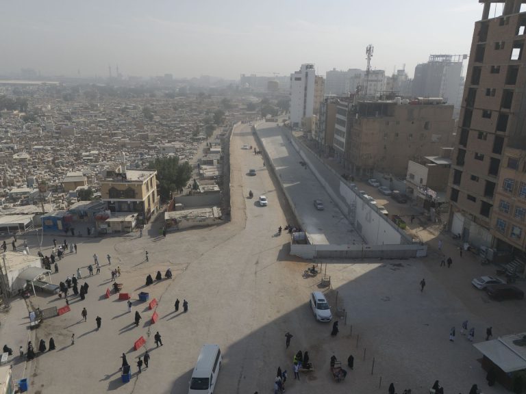 پارکینگ بزرگ طبقاتی نجف - ورودی از نمای بالا