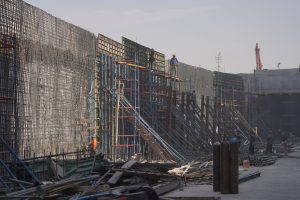 پارکینگ بزرگ طبقاتی نجف - تیرآهن و داربست از نمای چپ